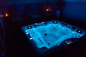 Salle de détente et SPA de nuit bleu